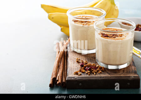 Bananen-Smoothie in Einweckgläser Stockfoto