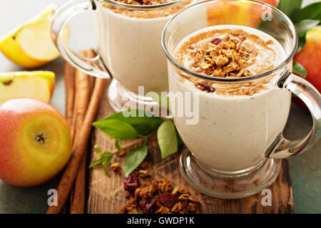 Apfelkuchen Smoothie mit Zimt Stockfoto