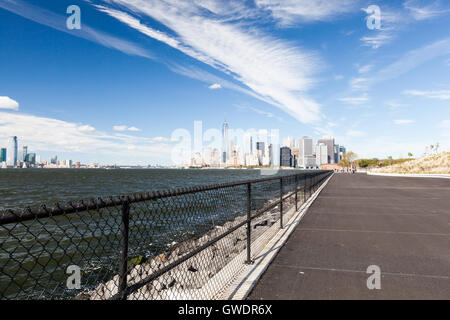 Blick auf Souther Manhattan Skyline von Governors Island in der Nähe von den Hügeln Stockfoto