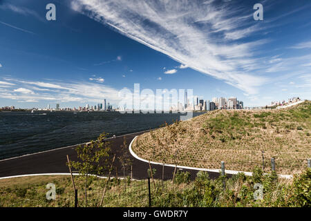 Die Hügel Souther Manhattan Skyline von Governors Island anzeigen Stockfoto