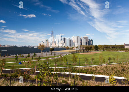 Blick auf Souther Manhattan Skyline von Governors Island Stockfoto