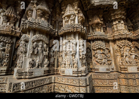 Gottheit Skulptur unter Eves am Schrein äußere Wand im Chennakesava Tempel an Somanathapura, Karnataka, Indien, Asien Stockfoto