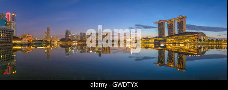 Panorama City Skyline von Singapur an der Marina Bay bei Sonnenaufgang Stockfoto