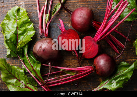 Rote Beete mit Kräutern grüne Blätter auf hölzernen Hintergrund Stockfoto