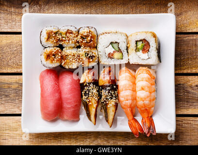 Sushi Nigiri und Rollen auf hölzernen Hintergrund festlegen Stockfoto