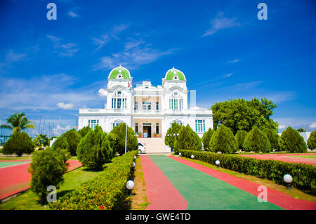 CIENFUEGOS, Kuba - 12. September 2015: Cienfuegos Tennis und Yacht Club Gebäude und Marina unter hellem Tageslicht Sonne Stockfoto