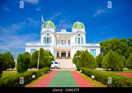 CIENFUEGOS, Kuba - 12. September 2015: Cienfuegos Tennis und Yacht Club Gebäude und Marina unter hellem Tageslicht Sonne Stockfoto