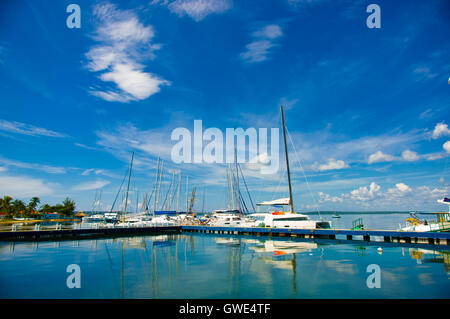 CIENFUEGOS, Kuba - 12. September 2015: Cienfuegos Tennis und Yacht Club Gebäude und Marina unter hellem Tageslicht Sonne Stockfoto