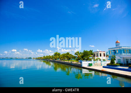 CIENFUEGOS, Kuba - 12. September 2015: Cienfuegos Tennis und Yacht Club Gebäude und Marina unter hellem Tageslicht Sonne Stockfoto