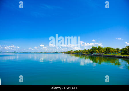 CIENFUEGOS, Kuba - 12. September 2015: Cienfuegos Tennis und Yacht Club Gebäude und Marina unter hellem Tageslicht Sonne Stockfoto