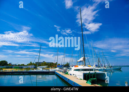 CIENFUEGOS, Kuba - 12. September 2015: Cienfuegos Tennis und Yacht Club Gebäude und Marina unter hellem Tageslicht Sonne Stockfoto