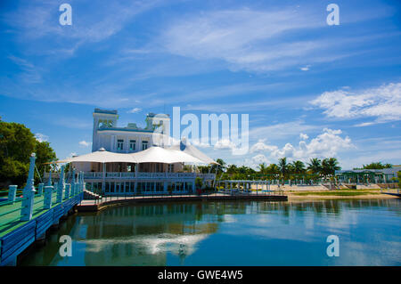 CIENFUEGOS, Kuba - 12. September 2015: Cienfuegos Tennis und Yacht Club Gebäude und Marina unter hellem Tageslicht Sonne Stockfoto