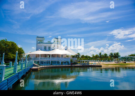 CIENFUEGOS, Kuba - 12. September 2015: Cienfuegos Tennis und Yacht Club Gebäude und Marina unter hellem Tageslicht Sonne Stockfoto