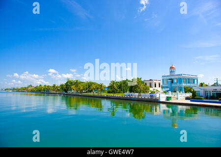 CIENFUEGOS, Kuba - 12. September 2015: Cienfuegos Tennis und Yacht Club Gebäude und Marina unter hellem Tageslicht Sonne Stockfoto