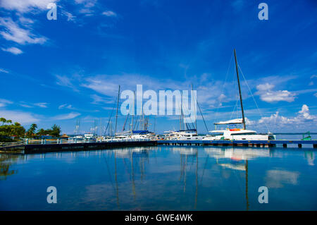 CIENFUEGOS, Kuba - 12. September 2015: Cienfuegos Tennis und Yacht Club Gebäude und Marina unter hellem Tageslicht Sonne Stockfoto