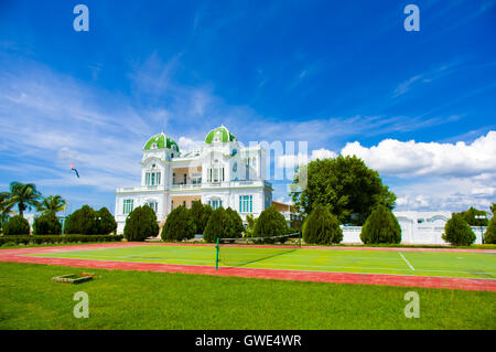 CIENFUEGOS, Kuba - 12. September 2015: Cienfuegos Tennis und Yacht Club Gebäude und Marina unter hellem Tageslicht Sonne Stockfoto