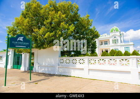 CIENFUEGOS, Kuba - 12. September 2015: Cienfuegos Tennis und Yacht Club Gebäude und Marina unter hellem Tageslicht Sonne Stockfoto