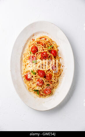 Spaghetti mit Tomaten-Sauce, geröstete Tomaten und Parmesan auf weißem Hintergrund Stockfoto