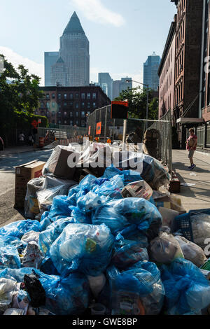 Berge von Müll in blauen Plastiksäcken warten auf Abholung Seitenstraße in New York City. Stockfoto