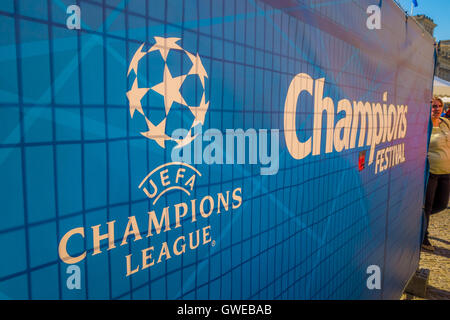 BERLIN, Deutschland - 6. Juni 2015: Blaue große Signal mit weißer Schrift des Endspiels in Berlin, Champions league 2015, Stockfoto