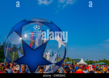 BERLIN, Deutschland - 6. Juni 2015: Tausende von Fans kümmern sich um das Olympiastadion Berlin vor der UEFA Champions League-fina Stockfoto