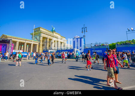 BERLIN, Deutschland - 6. Juni 2015: Blaue Werbungen aller Brandenburger Tor der Champions-League-Finale in Berlin, Peop übereinstimmen Stockfoto