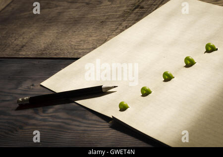 altes Notizbuch und Bleistift auf Tisch Stockfoto
