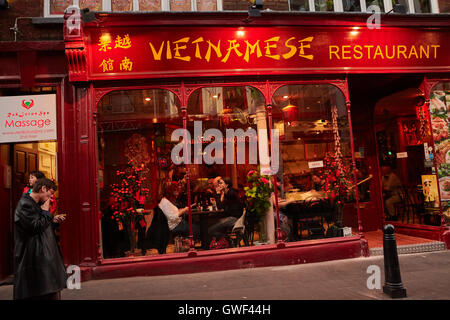 Chinatown in Londone. im Frühjahr 2011. Vietnamesische Restaurant mit Besuchern. Durch die großen Fenster können Sie Besucher der Südstaaten-küche. Stockfoto