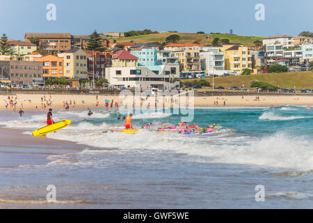 Surfer in den Gewässern von Bondi Beach. Stockfoto