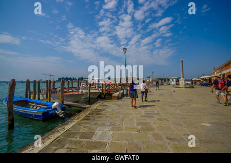 MURANO, Italien - 16. Juni 2015: Schöne Ziegelboden im Murano Holz Hafen von Mitmenschen Stockfoto