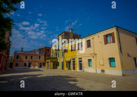 MURANO, Italien - 16. Juni 2015: Außenansicht der traditionellen Häuser in Murano, Sommertag mit blauem Himmel Stockfoto