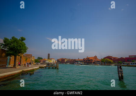 MURANO, Italien - 16. Juni 2015: Murano Stadtansicht aus dem Hafen, schöne blaue Wasser in sonniger Tag Stockfoto