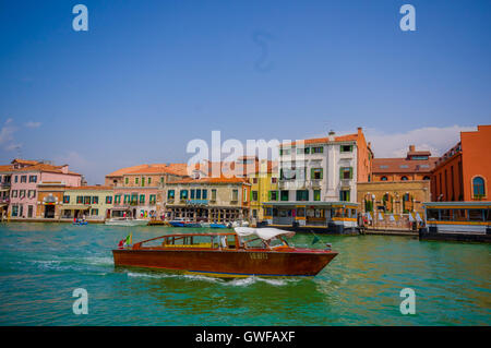 MURANO, Italien - 16. Juni 2015: Spektakuläre Aussicht auf Murano Stadt aus dem Meer, traditionelle Baukunst mit einem Boot Segeln in der Nähe des Hafens Stockfoto