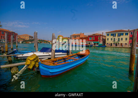 MURANO, Italien - 16. Juni 2015: Schöne Bild im Hafen von Murano mit tollen Blick auf die Stadt, traditionelle Häuser Stockfoto