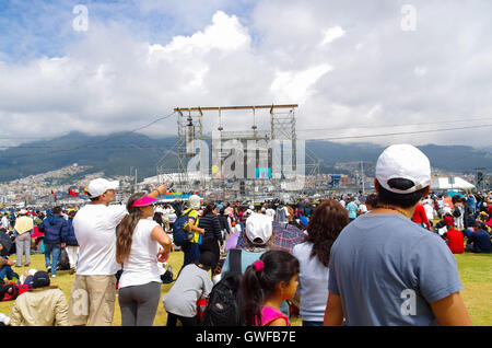 QUITO, ECUADOR - 7. Juli 2015: Menschen sehr weit von das Gerüst auf der Suche und die Teilnahme an Masse auf Großleinwand Stockfoto