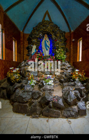 PASTO, Kolumbien - 3. Juli 2016: Virgen de Lourdes befindet sich in einem kleinen Heiligtum in la Cocha See in der Nähe der Stadt pasto Stockfoto