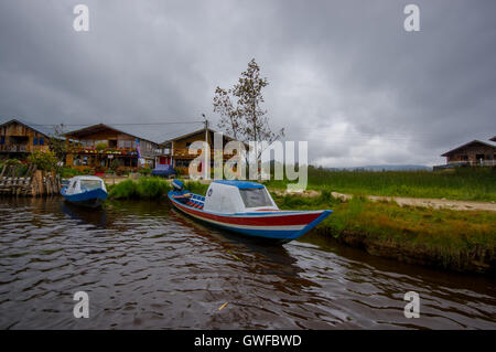 PASTO, Kolumbien - 3. Juli 2016: einige farbenfrohe Boote am Ufer des la Cocha See geparkt Stockfoto