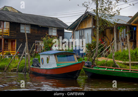 PASTO, Kolumbien - 3. Juli 2016: kleines Boot geparkt vor einige farbenfrohe Häuser in la Cocha See Stockfoto