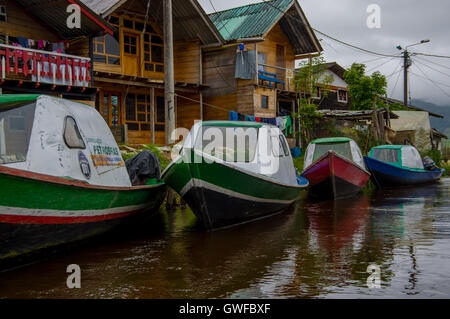 PASTO, Kolumbien - 3. Juli 2016: einige farbenfrohe Boote parkte neben einem Ufer und einige Häuser in la Cocha See Stockfoto