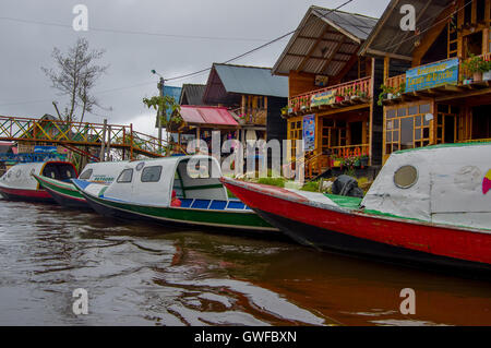 PASTO, Kolumbien - 3. Juli 2016: farbenfrohe Boote vor Someshopes befindet sich am Ufer des la Cocha See geparkt Stockfoto