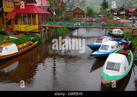 PASTO, Kolumbien - 3. Juli 2016: kleine farbenfrohe Boote geparkt in einem Ufer des la Cocha See im Süden von Kolumbien Stockfoto