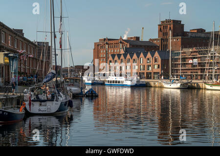 historischen alten Hafen und ehemaligen Lagerhallen, Hansestadt Wismar, Mecklenburg-Vorpommern, Deutschland Stockfoto