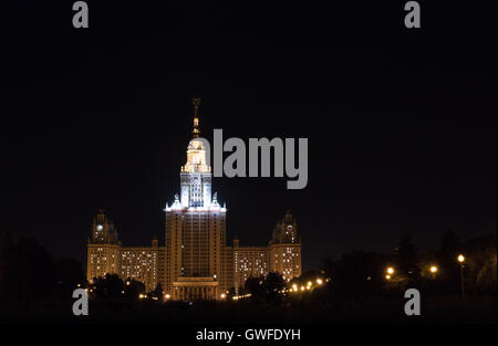 Moskau-Architektur-Wahrzeichen von Nacht oder Abendzeit: Moskauer Staatsuniversität Gebietstausch von Lichtern beleuchtet. Stockfoto