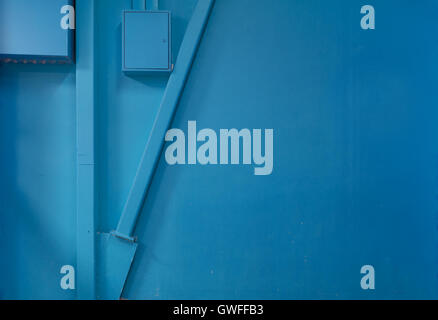 Leere blaue Wand mit einigen Bauelementen, industriellen Hintergrund Stockfoto