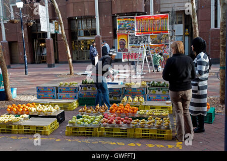 Straßenhändler verkaufen Obst in St. Georges Mall, Kapstadt, Südafrika. Stockfoto