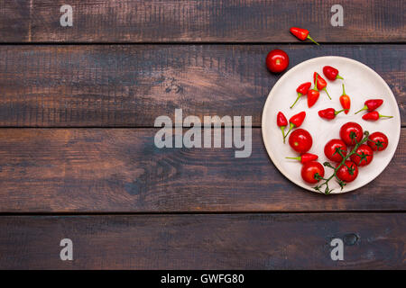 Cherry-Tomaten, Paprika, Chili auf Holztisch Stockfoto