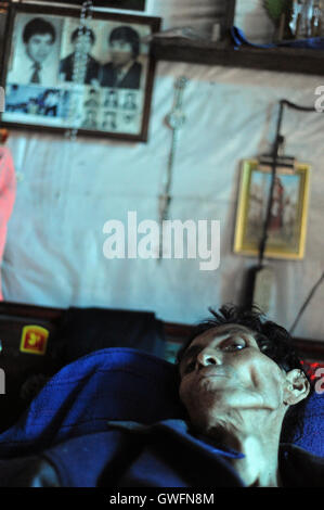 Ein Maya indigenen Mann, krank im Bett zu Hause in San Jorge La Laguna, Solola, Guatemala. Stockfoto