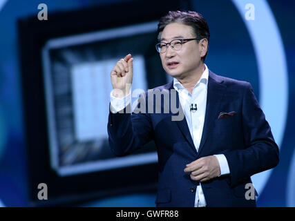Las Vegas, Nevada, USA. 5. Januar 2015. Präsident und CEO von Samsung Electronics, Boo-Keun Yoon spricht während einer Keynote-Präsentation von Samsung bei der 2015 International Consumer Electronics Show (CES) in Las Vegas, Nevada, USA, 5. Januar 2015. Foto: Britta Pedersen/Dpa | weltweite Nutzung/Dpa/Alamy Live-Nachrichten Stockfoto