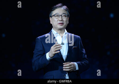Las Vegas, Nevada, USA. 5. Januar 2015. Präsident und CEO von Samsung Electronics, Boo-Keun Yoon spricht während einer Keynote-Präsentation von Samsung bei der 2015 International Consumer Electronics Show (CES) in Las Vegas, Nevada, USA, 5. Januar 2015. Foto: Britta Pedersen/Dpa | weltweite Nutzung/Dpa/Alamy Live-Nachrichten Stockfoto