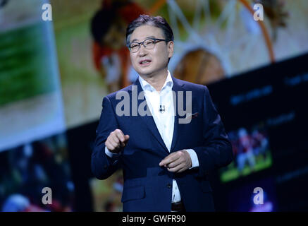 Las Vegas, Nevada, USA. 5. Januar 2015. Präsident und CEO von Samsung Electronics, Boo-Keun Yoon spricht während einer Keynote-Präsentation von Samsung bei der 2015 International Consumer Electronics Show (CES) in Las Vegas, Nevada, USA, 5. Januar 2015. Foto: Britta Pedersen/Dpa | weltweite Nutzung/Dpa/Alamy Live-Nachrichten Stockfoto